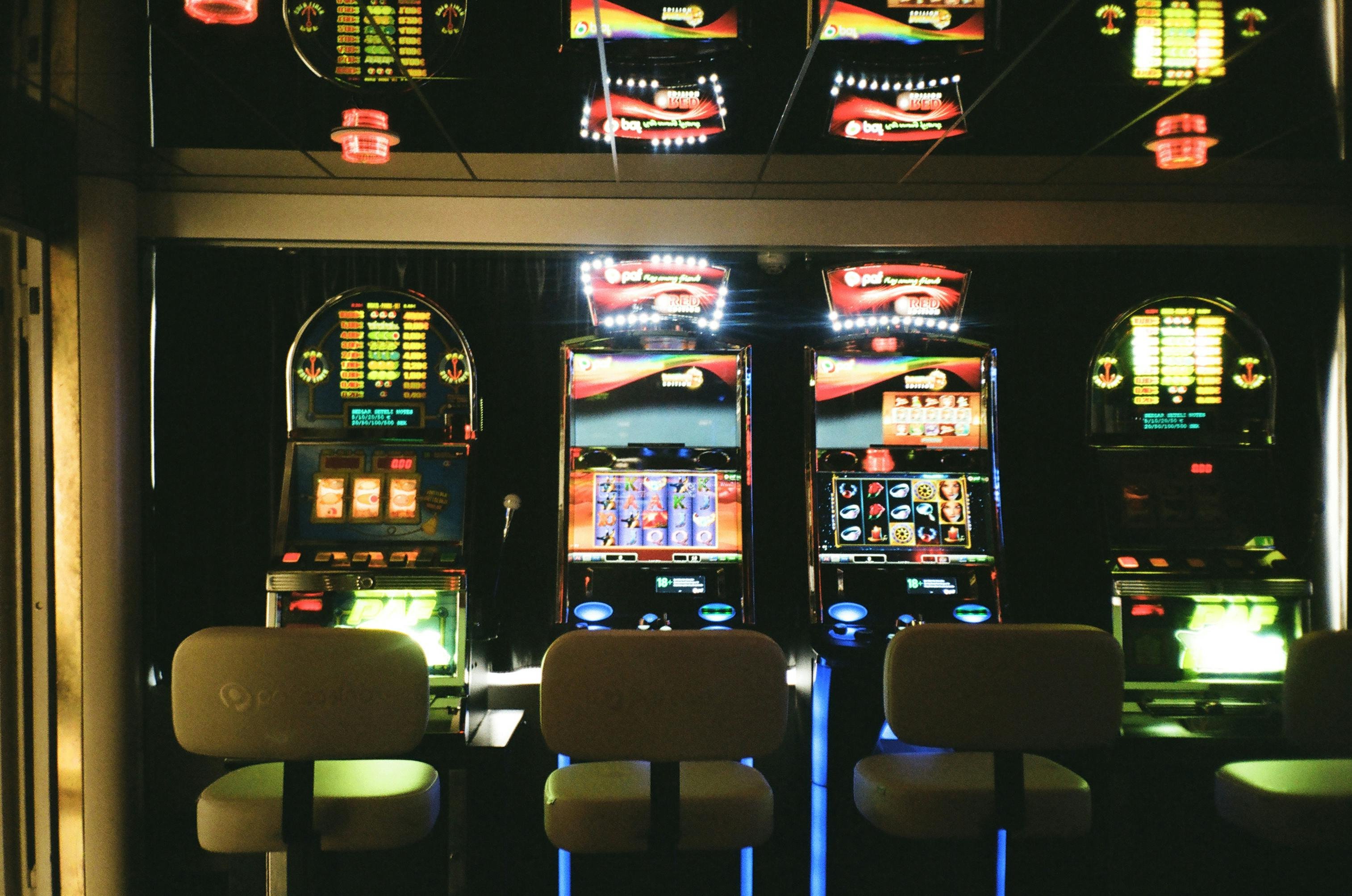 Antarmuka aplikasi mobile sejuk4d menampilkan permainan slot dan opsi navigasi